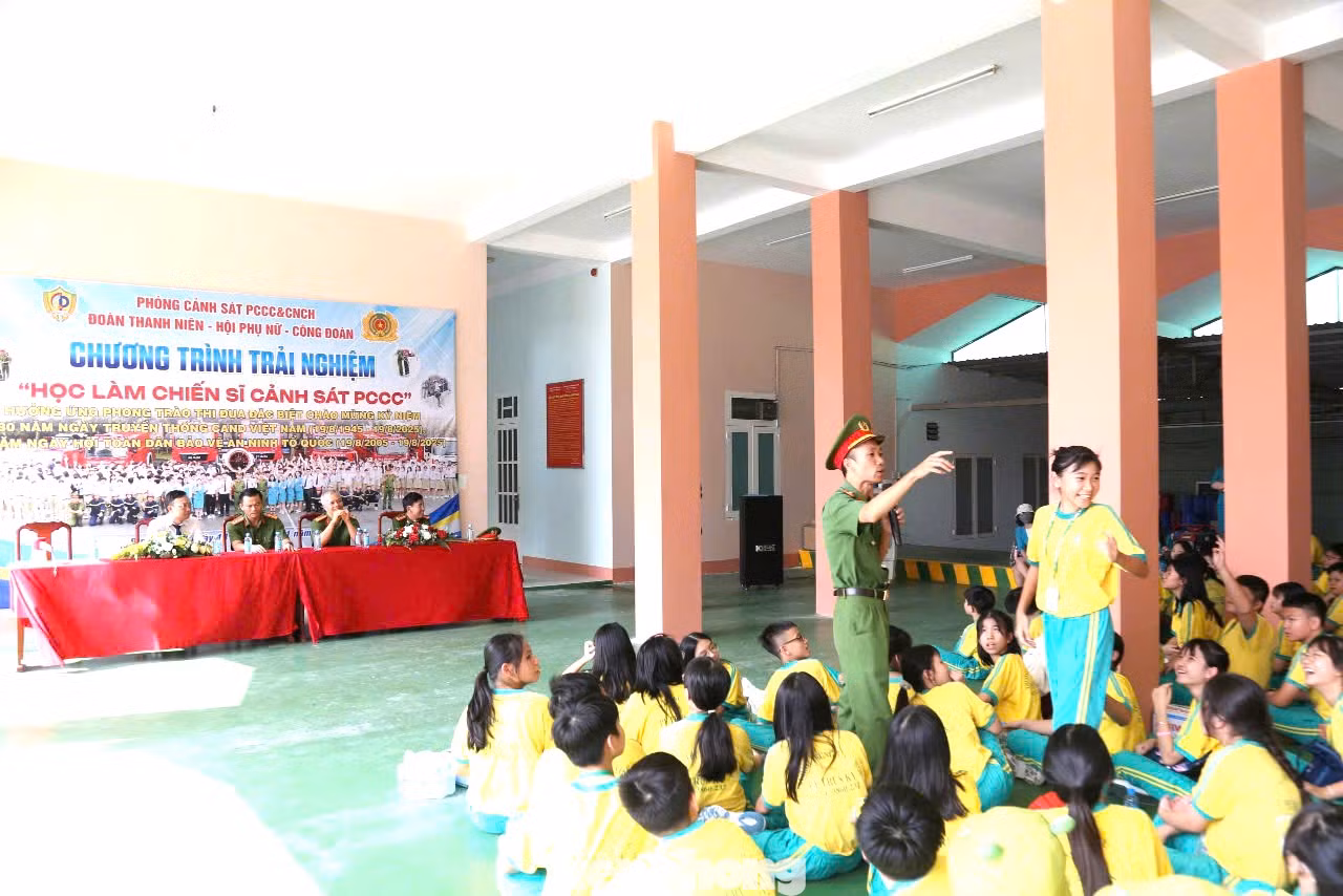 Chương trình nhằm giúp các em học sinh có thể rèn luyện thân thể, tìm hiểu về các trang thiết bị, phương tiện phòng cháy chữa cháy, các thao tác trong công tác chữa cháy. Đồng thời, đây cũng là dịp để các em thực hành, thực tập đảm bảo an toàn phòng cháy, xử lý các sự cố cháy, nổ khi xảy ra và hướng nghiệp cho các em. Chương trình nhằm giúp các em học sinh có thể rèn luyện thân thể, tìm hiểu về các trang thiết bị, phương tiện phòng cháy chữa cháy, các thao tác trong công tác chữa cháy. Đồng thời, đây cũng là dịp để các em thực hành, thực tập đảm bảo an toàn phòng cháy, xử lý các sự cố cháy, nổ khi xảy ra và hướng nghiệp cho các em.