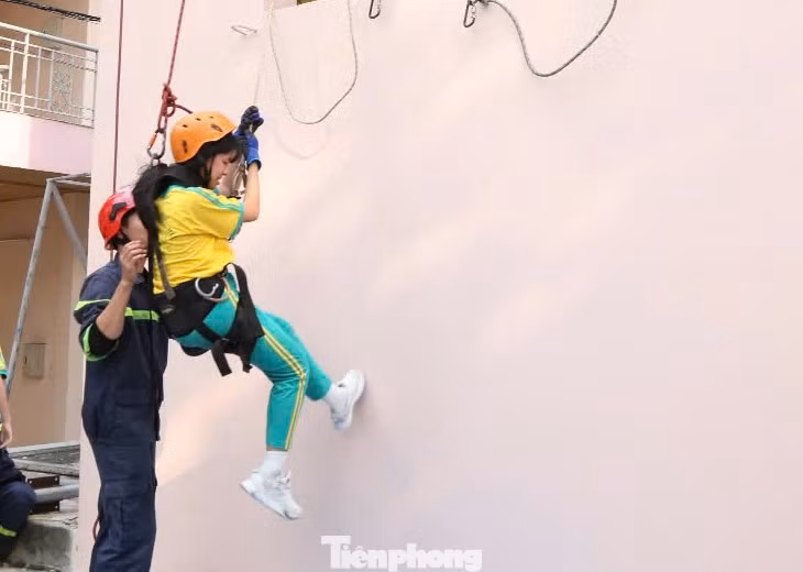 Tại chương trình trải nghiệm, các em học sinh được các cán bộ, chiến sĩ Phòng Cảnh sát phòng cháy chữa cháy và cứu nạn cứu hộ Công an tỉnh Bình Dương truyền đạt những kiến thức về phòng cháy chữa cháy, công tác phòng cháy chữa cháy; nguyên nhân gây hỏa hoạn; cấu tạo của các trang thiết bị phòng cháy chữa cháy; cách xử lý khi có cháy xảy ra và cứu hộ cứu nạn, thoát nạn trong đám cháy. Tại chương trình trải nghiệm, các em học sinh được các cán bộ, chiến sĩ Phòng Cảnh sát phòng cháy chữa cháy và cứu nạn cứu hộ Công an tỉnh Bình Dương truyền đạt những kiến thức về phòng cháy chữa cháy, công tác phòng cháy chữa cháy; nguyên nhân gây hỏa hoạn; cấu tạo của các trang thiết bị phòng cháy chữa cháy; cách xử lý khi có cháy xảy ra và cứu hộ cứu nạn, thoát nạn trong đám cháy.