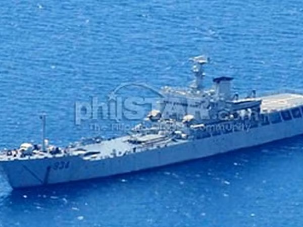 Máy bay do thám của Hải quân Philippines chụp được ảnh tàu quân sự và hậu cần của Trung Quốc tại bãi đá Subi, gần đảo Pag-Asa. Ảnh: Philippine Star