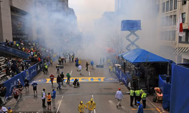 Hai quả bom phát nổ liên tiếp trong chiều ngày 15/4 khi cuộc thi marathon đang diễn ra tại Boston, Mỹ 