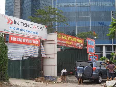 Ngoài những sân bóng thì khu đô thị Cầu Giấy mới còn là thiên đường của các gara sửa ô tô