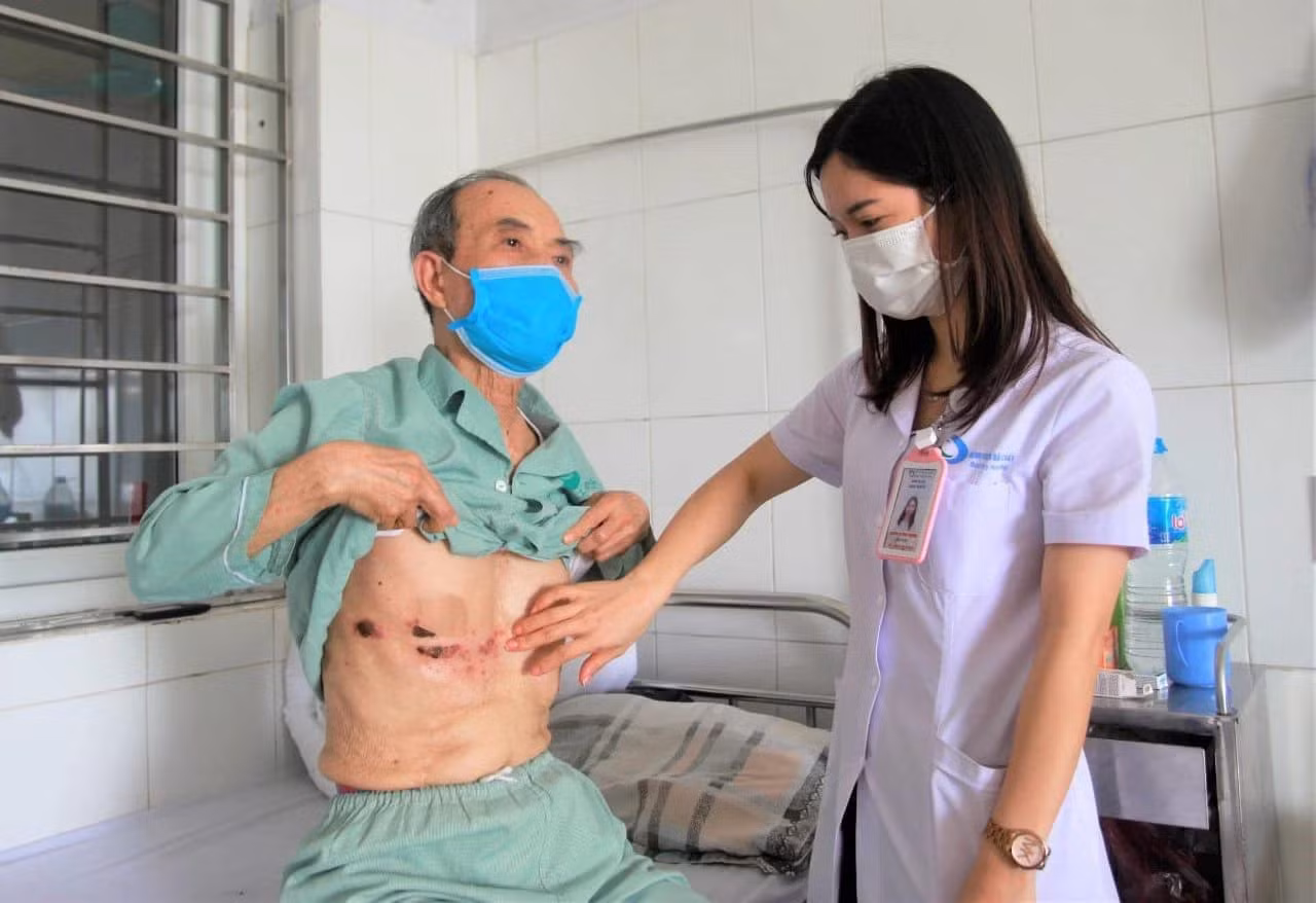 Bs khám cho bệnh nhân bị bệnh zona Bs khám cho bệnh nhân bị bệnh zona