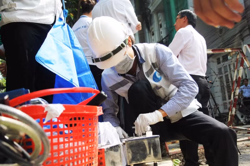 Lấy mẫu đất, nước tiến hành xét nghiệm