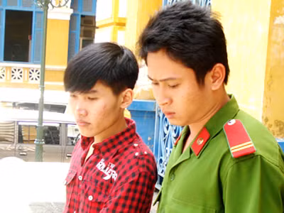 Bị cáo Lê Hải Lộc trên đường ra xe về trại giam
