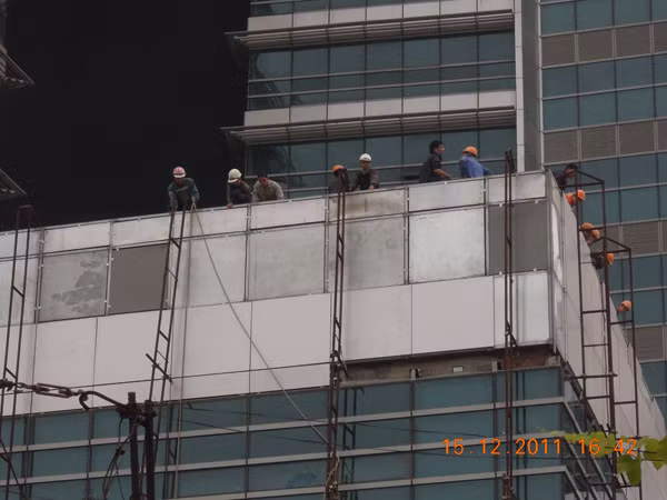 Những công nhân loay hoay tìm đường xuống đất