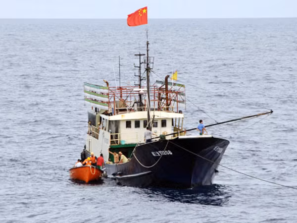 Tàu cá Trung Quốc gần đảo đá Chữ Thập thuộc quần đảo Trường Sa ngày 16-7. Ảnh: Xinhua