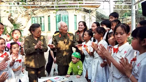 Nghệ sĩ nhân dân Tường Vi với các cháu thiếu nhi Hà Nội chúc mừng Đại tướng Võ Nguyên Giáp 95 tuổi 