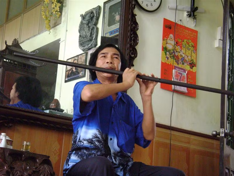 Võ sư Trịnh Như Quân say sưa với cây sáo