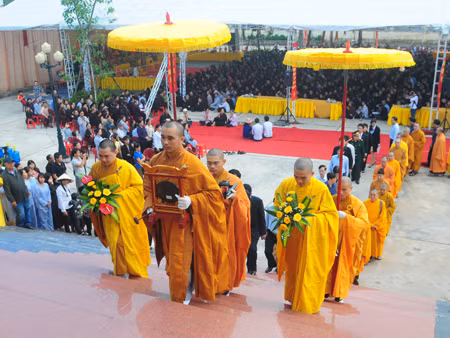 Các Tăng ni, Phật tử tiến vào hội trường chuẩn bị cho lễ cầu siêu. Ảnh: Tuấn Nguyễn. Các Tăng ni, Phật tử tiến vào hội trường chuẩn bị cho lễ cầu siêu. Ảnh: Tuấn Nguyễn