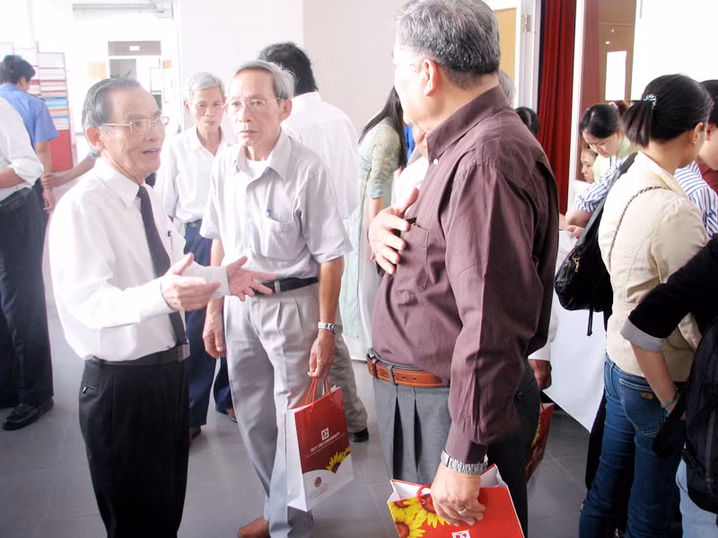 Ông Lê Công Cơ (bên trái) gặp lại đồng đội xưa . Ông Lê Công Cơ (bên trái) gặp lại đồng đội xưa