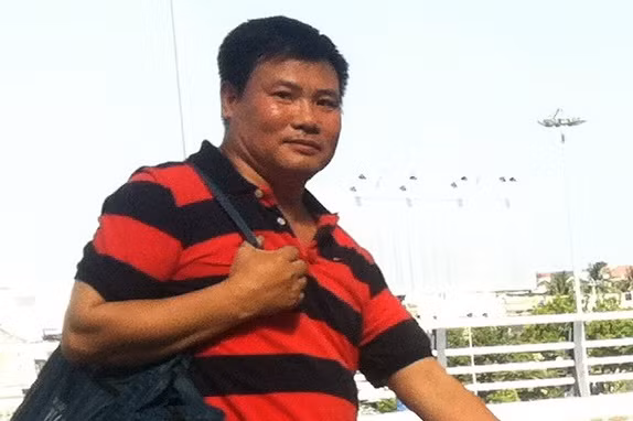 Ông Trương Duy Nhất được đưa ra sân bay Đà Nẵng để di lý ra Hà Nội phục vụ công tác điều tra (ảnh chụp lúc 15g10 ngày 26-5 tại sân bay Đà Nẵng) Ảnh: Tuổi trẻ
