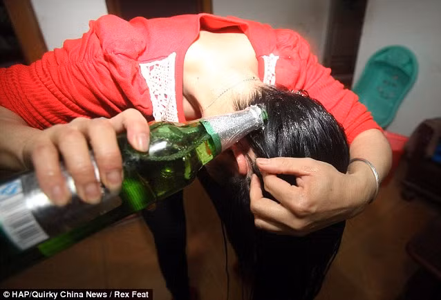 Cô thường xuyên gội đầu bằng bia 