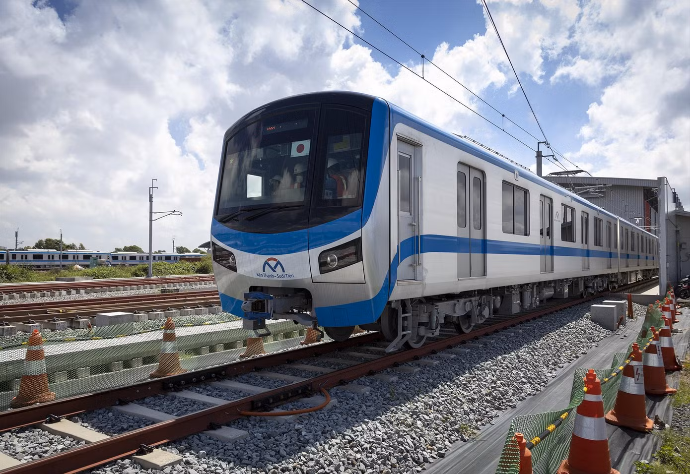 Đoàn tàu metro số 1 TPHCM. Ảnh: H.H