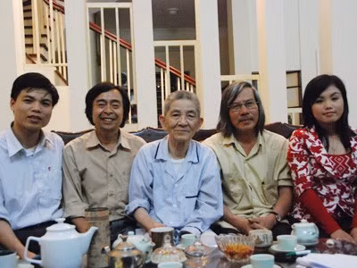 GS Nguyễn Tài Cẩn kể cho học trò chuyện GS Lê Xuân Phương. GS Nguyễn Tài Cẩn kể cho học trò chuyện GS Lê Xuân Phương.