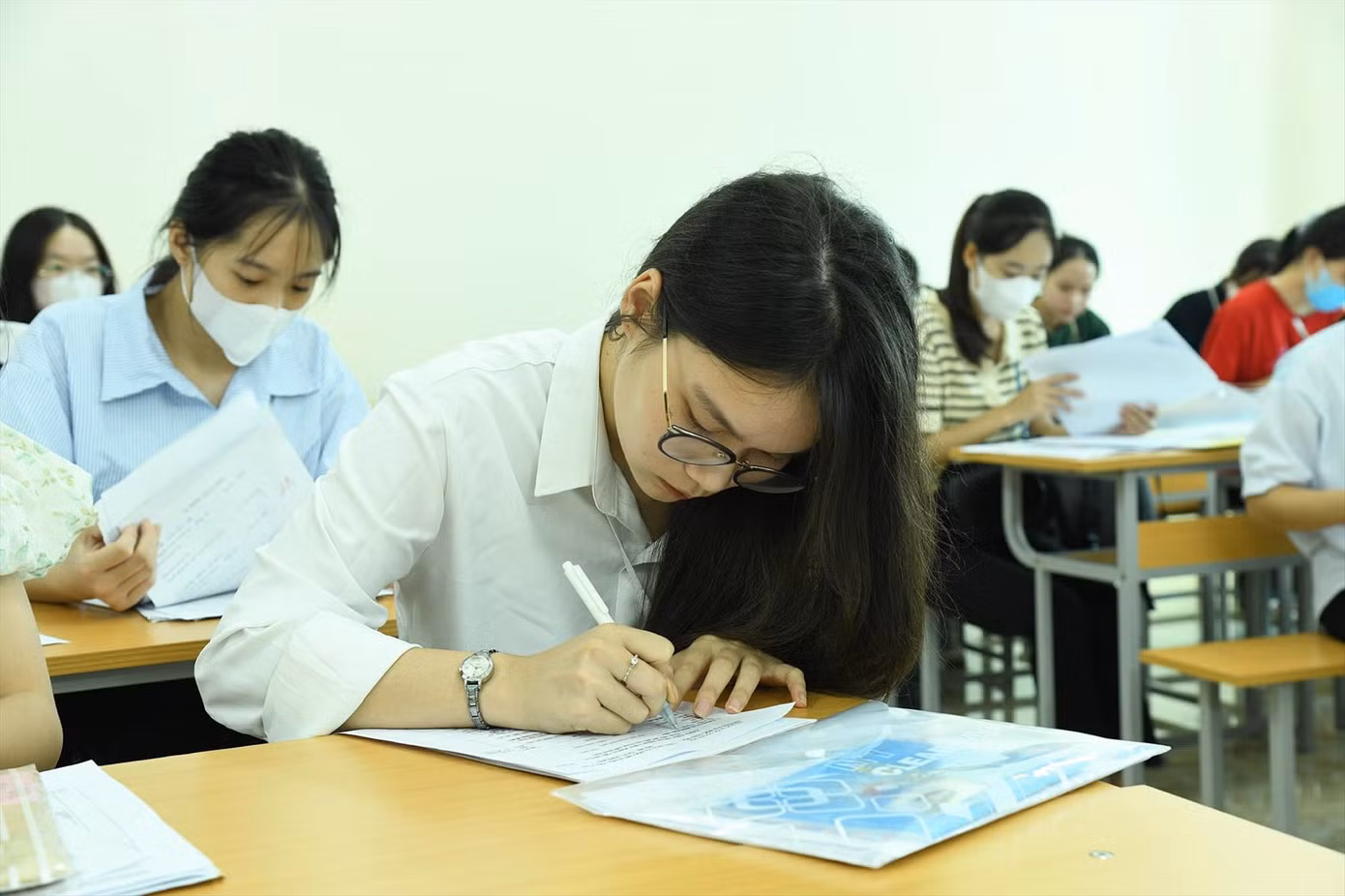 92,7% thí sinh trúng tuyển đợt 1 sau lọc ảo, tương đương khoảng 610.000 thí sinh, tức 10 thí sinh xét tuyển ĐH chỉ có gần 1 thí sinh trượt 92,7% thí sinh trúng tuyển đợt 1 sau lọc ảo, tương đương khoảng 610.000 thí sinh, tức 10 thí sinh xét tuyển ĐH chỉ có gần 1 thí sinh trượt