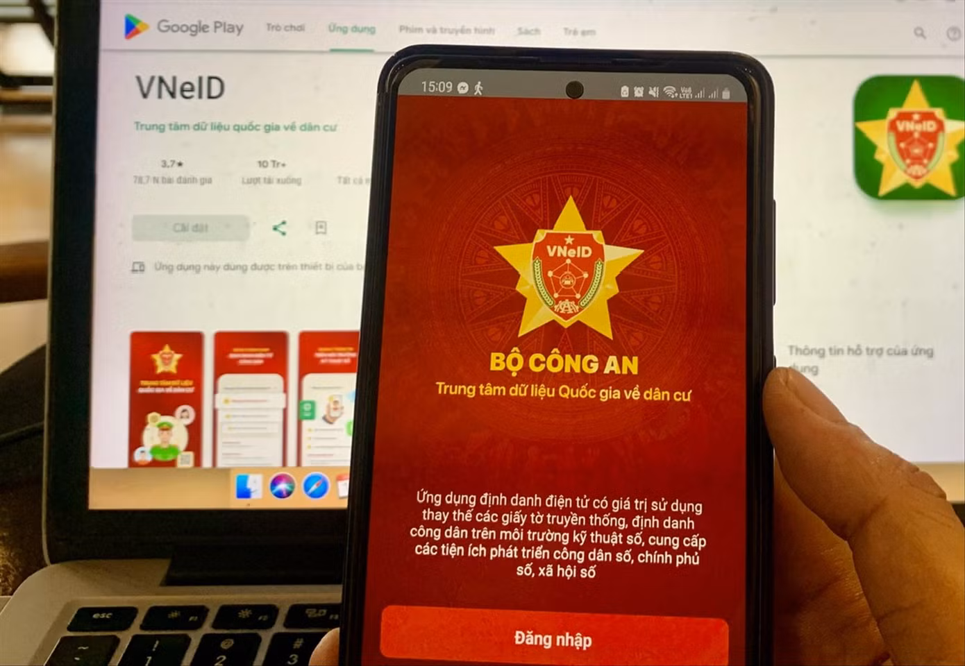 Cơ quan công an khuyến cáo người dân cài đặt ứng dụng VneID từ nguồn chính thống trên App Store và CH Play. Ảnh: Hoàng Thuận Cơ quan công an khuyến cáo người dân cài đặt ứng dụng VneID từ nguồn chính thống trên App Store và CH Play. Ảnh: Hoàng Thuận