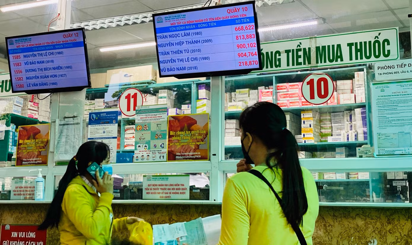 Nhiều cửa hàng thuốc trong bệnh viện không còn đủ thuốc để bán cho bệnh nhân. Ảnh: L.N