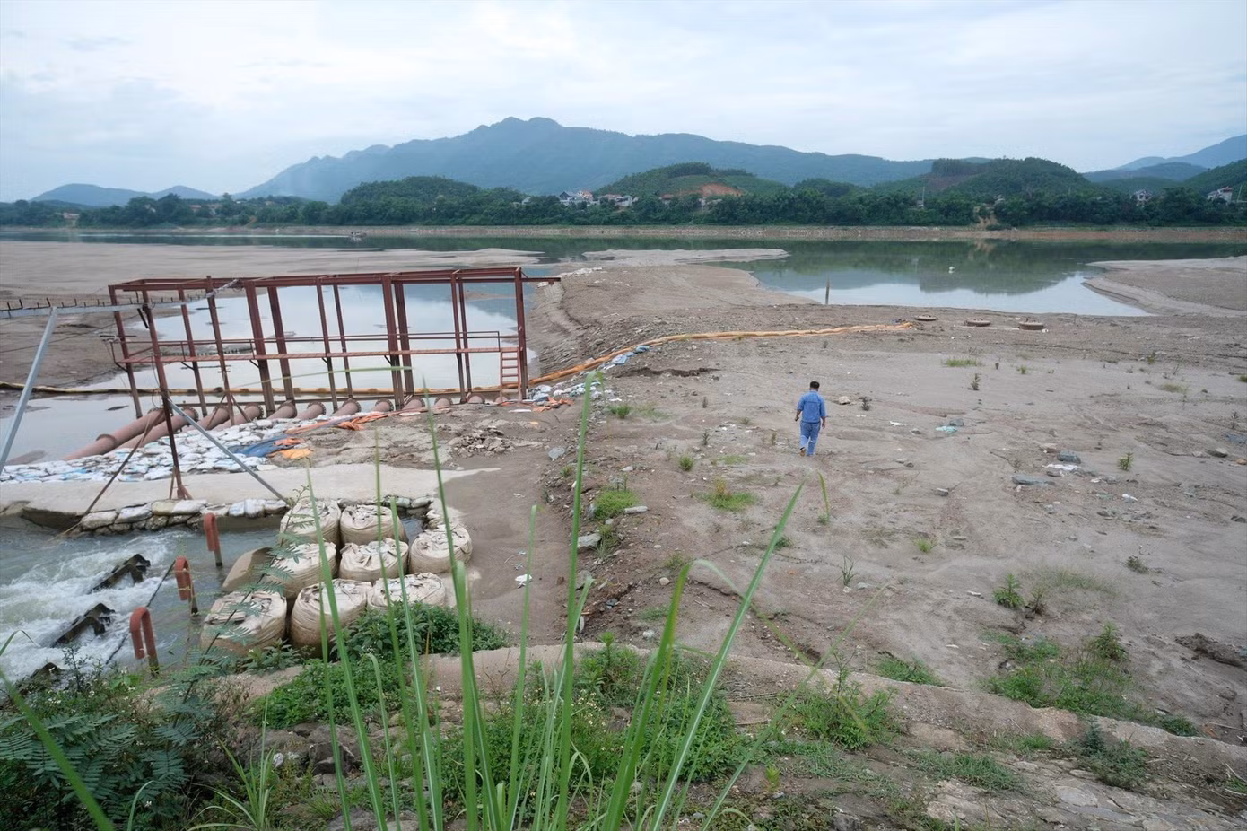 Sông Đà cạn trơ đáy tại đường dẫn nước vào nhà máy nước sông Đà. Ảnh: Hoàng Mạnh Thắng