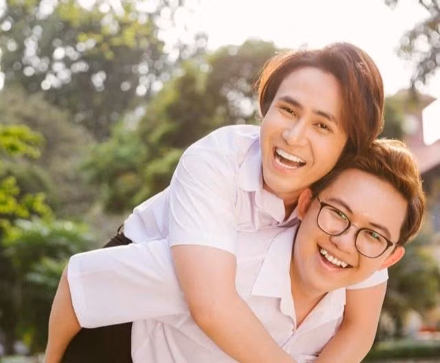 Huỳnh Lập - Hồng Tú gắn bó từ khi còn học phổ thông cho đến nay đã hơn 10 năm. Huỳnh Lập - Hồng Tú gắn bó từ khi còn học phổ thông cho đến nay đã hơn 10 năm.