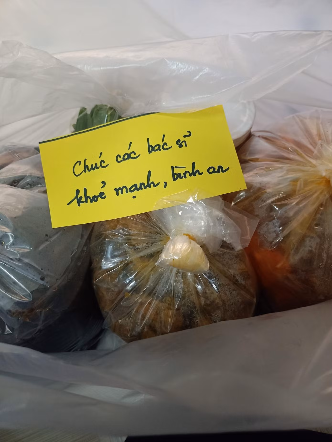 Lời động viên kèm theo từng phần ăn tiếp sức các bác sĩ tuyến đầu chống dịch. (Ảnh: NVCC)