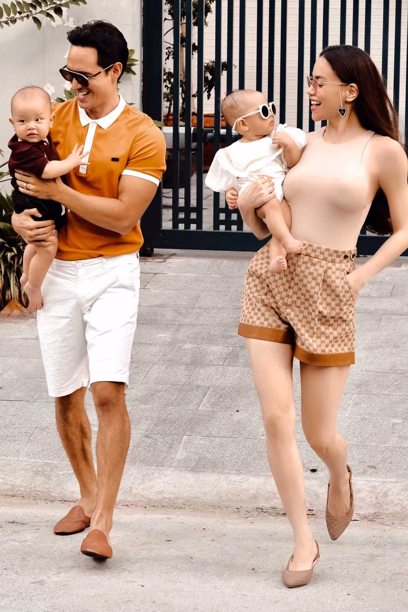 Trước đó, gia đình Hồ Ngọc Hà - Kim Lý tận dụng khoảng sân trước nhà để chụp ảnh trong mùa dịch.
