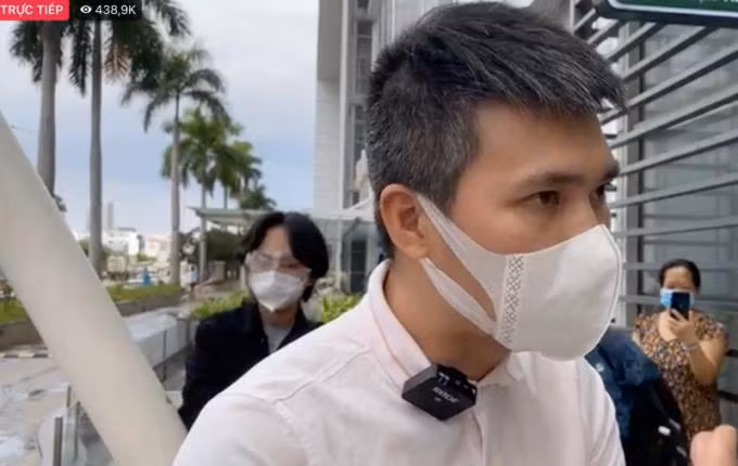 Livestream của Công Vinh - Thủy Tiên thu hút gần nửa triệu lượt xem cùng lúc.