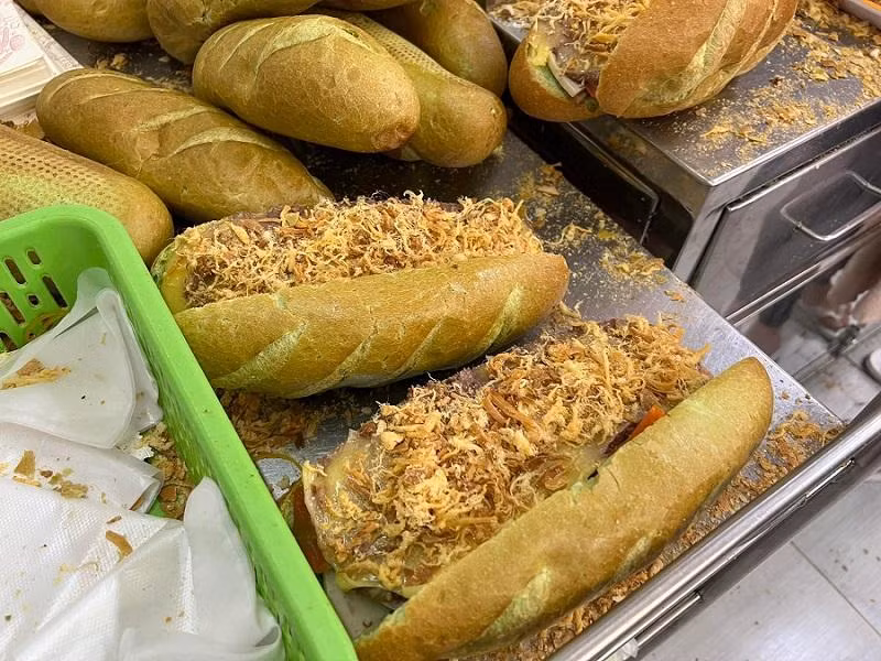 Mỗi ổ bánh mì phiên bản trà xanh vẫn có đầy ụ nhân gồm pa tê, chả mụa, chà bông, rau dưa... như bánh mì thông thường. Mỗi ổ bánh mì phiên bản trà xanh vẫn có đầy ụ nhân gồm pa tê, chả mụa, chà bông, rau dưa... như bánh mì thông thường.
