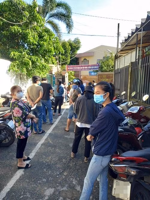 Tiêm vắc-xin là cần thiết trong việc phòng, chống dịch COVID-19. Tiêm vắc-xin là cần thiết trong việc phòng, chống dịch COVID-19.