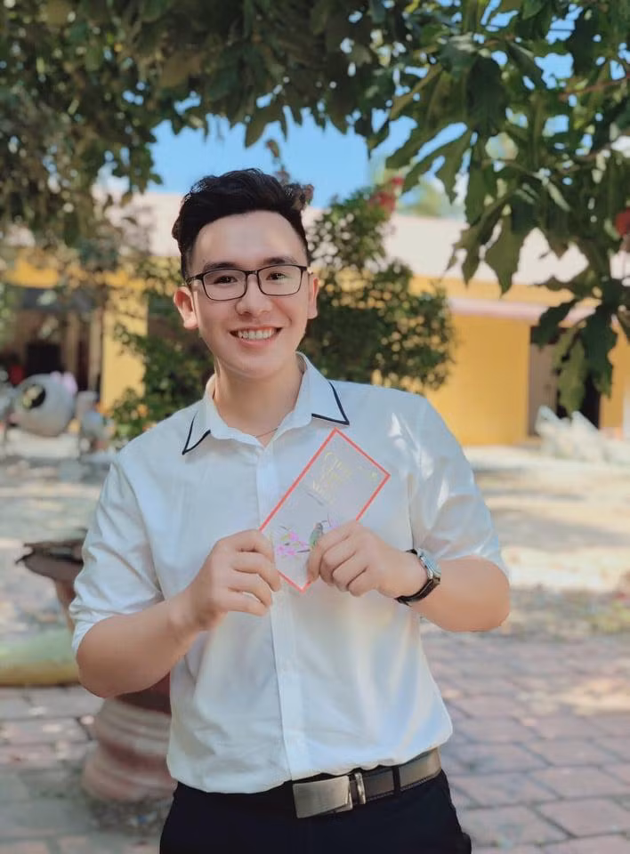 Tấn Đạt hiện đang làm giáo vụ tại ĐH Nguyễn Tất Thành. (Ảnh: NVCC)