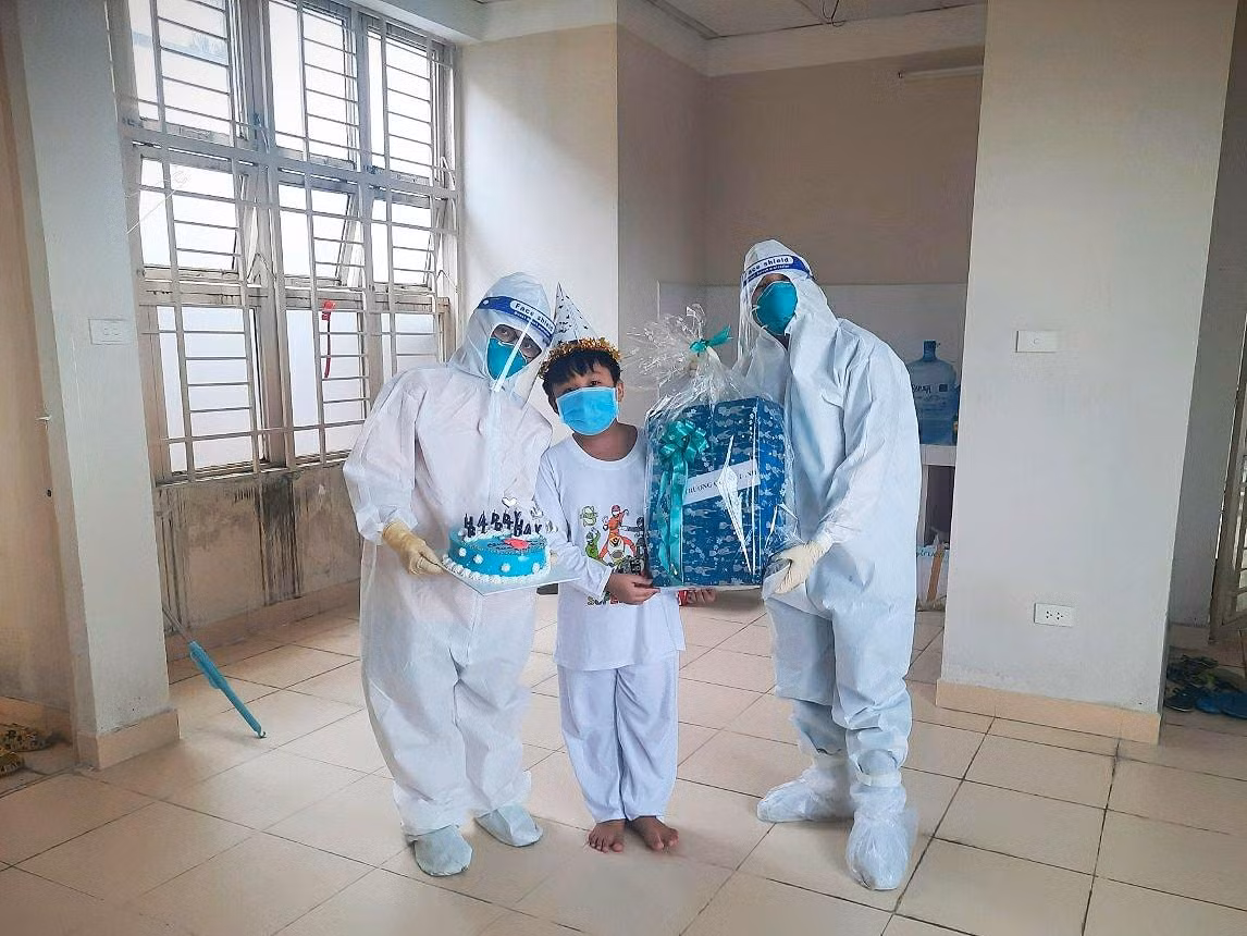 Buổi sinh nhật 9 tuổi đáng nhớ của cậu bé tại bệnh viện dã chiến.