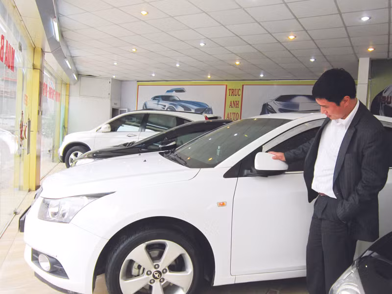 Trước sức ép phí, lệ phí, thuế thị trường ô tô trở nên ảm đạm. Ảnh: PV