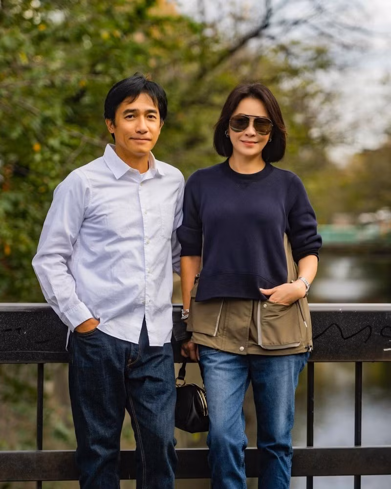 Tất cả biểu hiện kỳ quặc của Lương Triều Vỹ đều được Lưu Gia Linh bao dung, thấu hiểu. Tất cả biểu hiện kỳ quặc của Lương Triều Vỹ đều được Lưu Gia Linh bao dung, thấu hiểu.