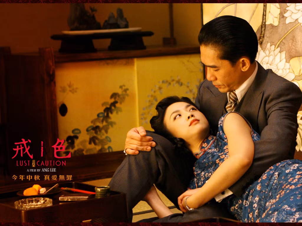 Sau mỗi bộ phim "anh Vỹ" đều dính tin đồn tình ái, trong ảnh là với Thang Duy trong Sắc giới. Sau mỗi bộ phim "anh Vỹ" đều dính tin đồn tình ái, trong ảnh là với Thang Duy trong Sắc giới.