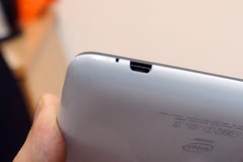 Cổng kết nối với máy tính và sạc