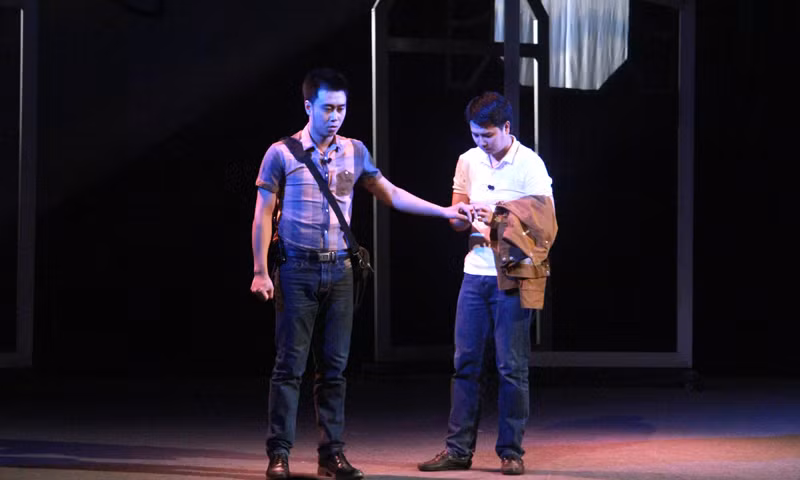 Tình yêu của hai con người đồng giới. Hoàng trao nhẫn cho Minh và ước muốn được công khai tình yêu của mình