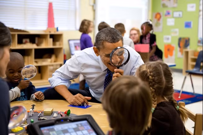 Tổng thống Barack Obama đùa nghịch với các em học sinh tiểu học ở Decatur, bang Georgia hôm 14/2/2013