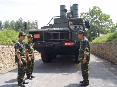 Kíp chiến đấu xe mang đạn tên lửa quán triệt nhiệm vụ. Ảnh: Nguyễn Minh. Kíp chiến đấu xe mang đạn tên lửa quán triệt nhiệm vụ Ảnh: Nguyễn Minh