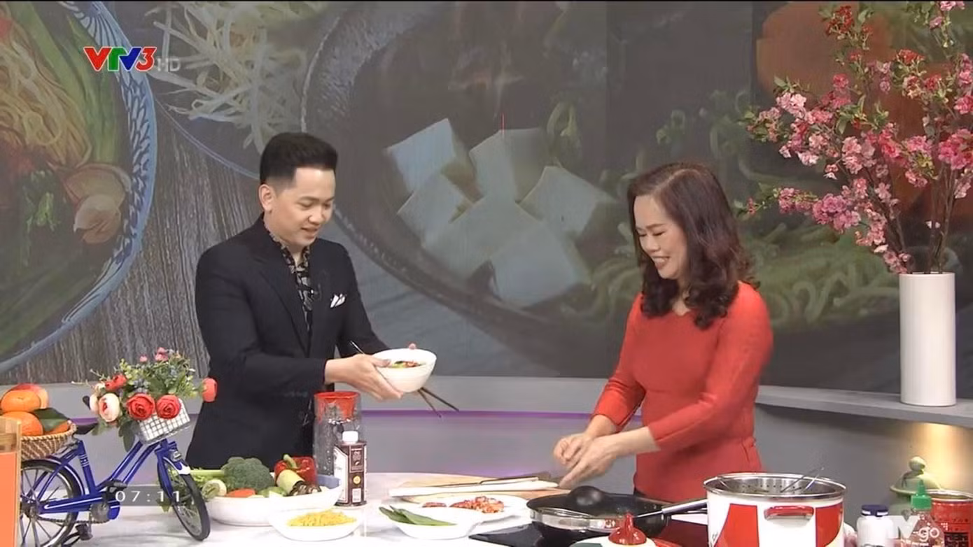 MC Hoàng Quân sinh năm 1991, gắn bó với Cafe Sáng trên VTV3 từ năm 2016.