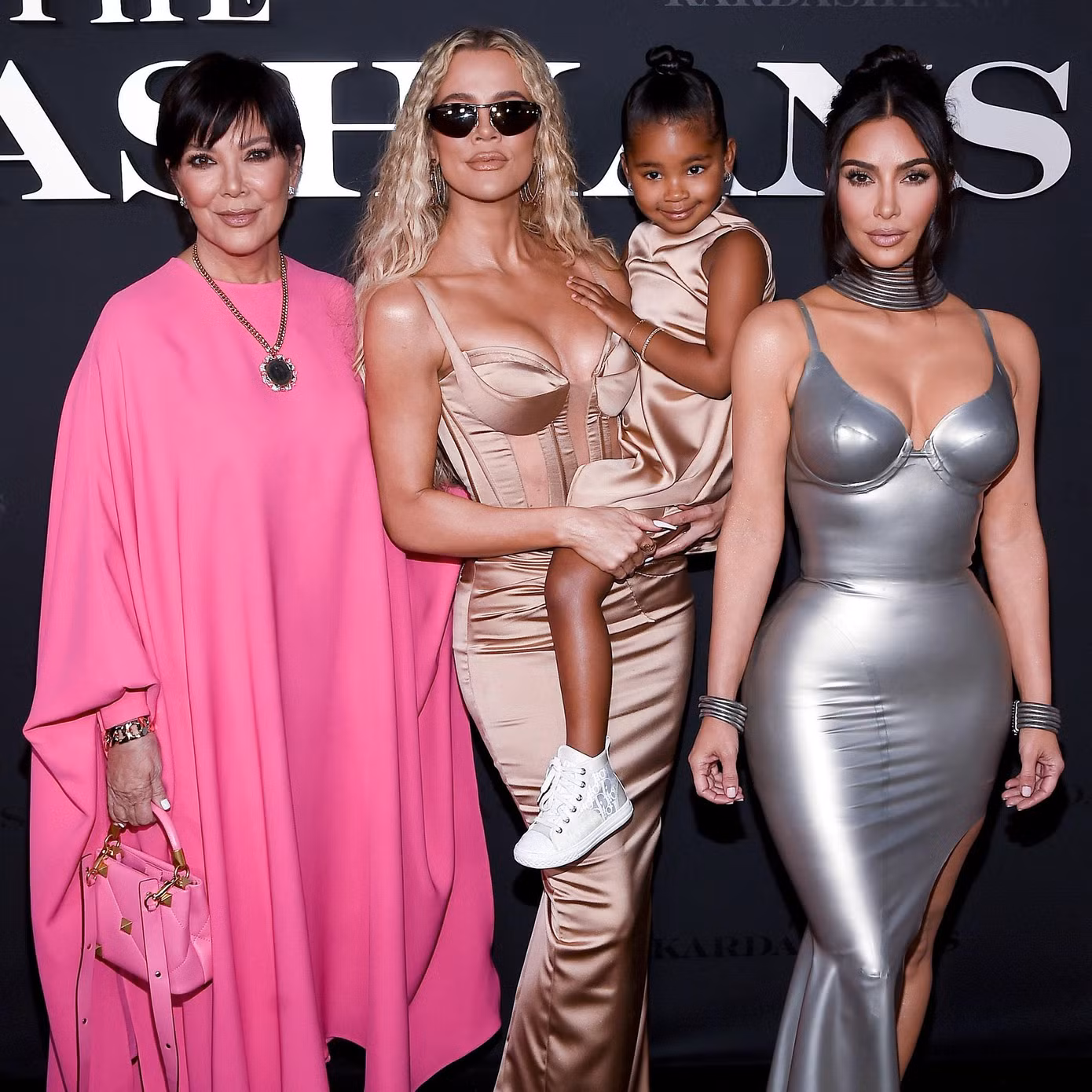 Kim cùng mẹ, em gái và cháu gái tại buổi ra mắt "The Kardashian" vào tuần trước. Kim cùng mẹ, em gái và cháu gái tại buổi ra mắt "The Kardashian" vào tuần trước.
