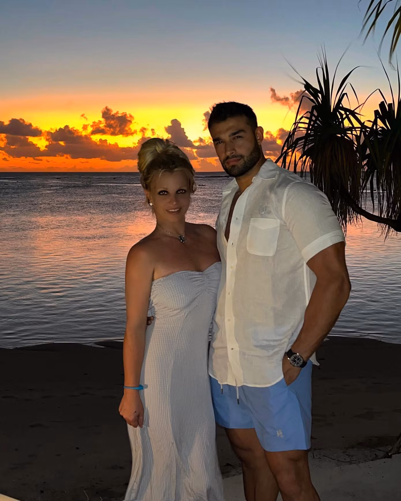 Britney Spears và vị hôn phu kém 13 tuổi trong chuyến đi đến đảo Maui hồi tháng 3.