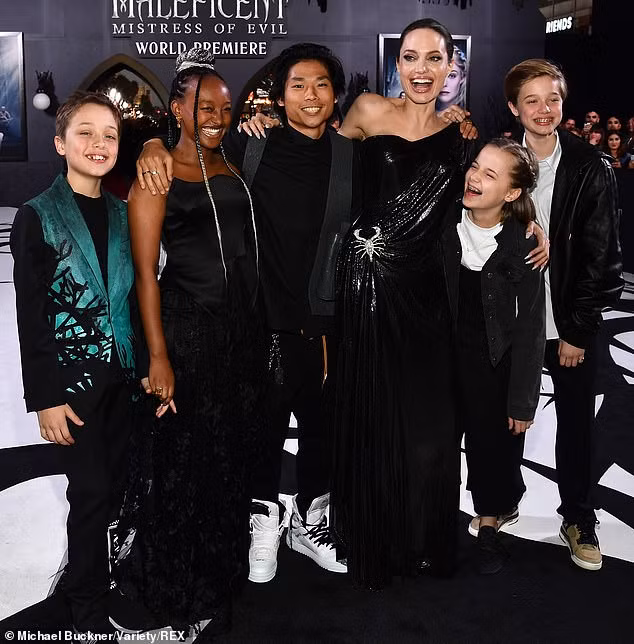 Pax Thiên cùng các em đến mừng mẹ Angelina Jolie ra mắt Maleficent 2 ảnh 1