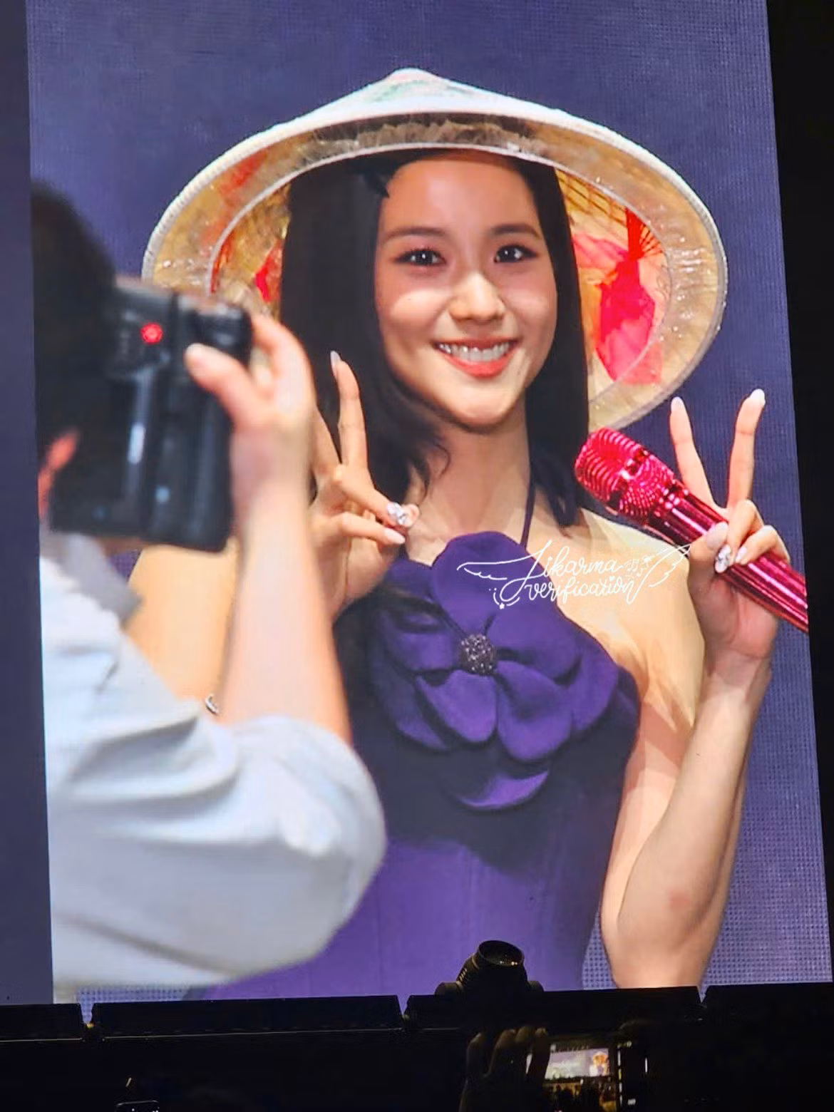 Hình ảnh Jisoo đội nón lá trong khi diện thiết kế local brand Việt khiến khán giả thích thú. Hình ảnh Jisoo đội nón lá trong khi diện thiết kế local brand Việt khiến khán giả thích thú.