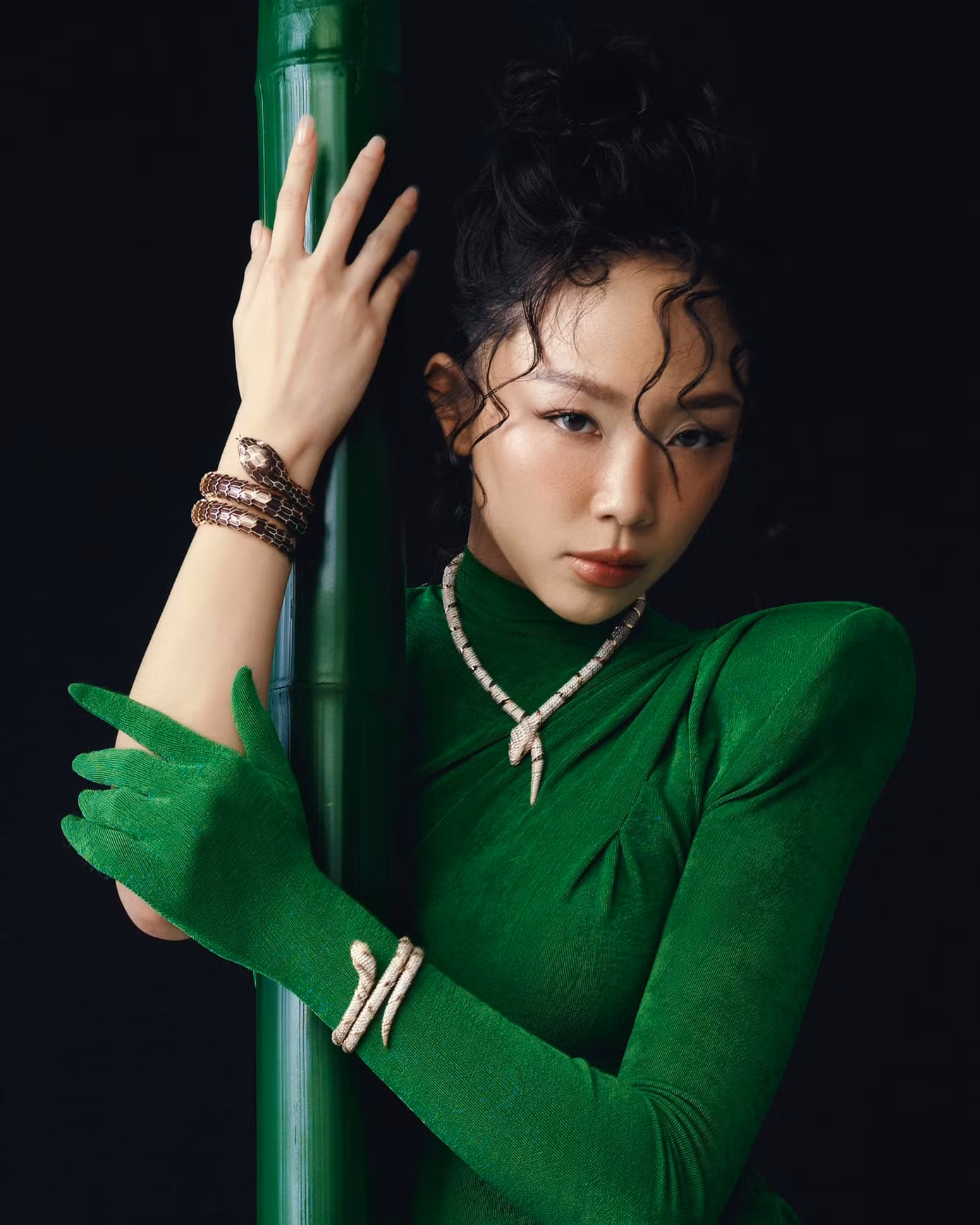 Tóc Tiên có mối quan hệ hợp tác thân thiết với nhiều thương hiệu xa xỉ như Louis Vuitton, BVLGARI, Loewe...