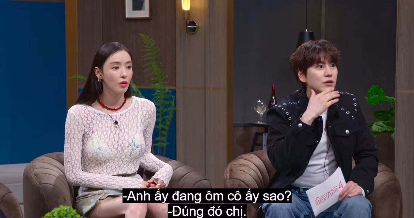 Dàn bình luận viên "xịt keo cứng ngắc" trước diễn biến bất ngờ giữa Si An và Jun Seo. Dàn bình luận viên "xịt keo cứng ngắc" trước diễn biến bất ngờ giữa Si An và Jun Seo.