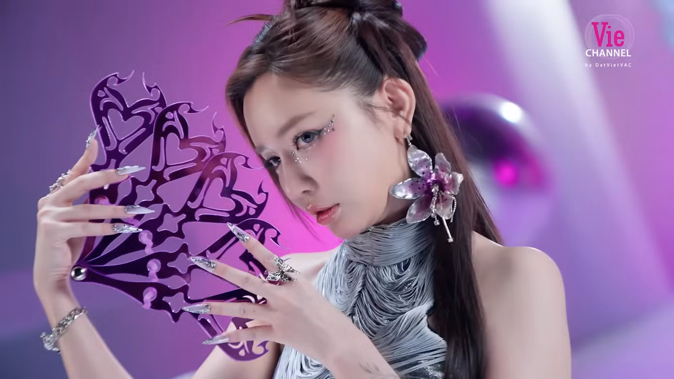 "Chị cả" Bích Phương gây sốc visual trong tập 1. Ngôi sao 36 tuổi bừng sáng khi diện thiết kế áo yếm, trang sức ánh bạc thời thượng. "Chị cả" Bích Phương gây sốc visual trong tập 1. Ngôi sao 36 tuổi bừng sáng khi diện thiết kế áo yếm, trang sức ánh bạc thời thượng.