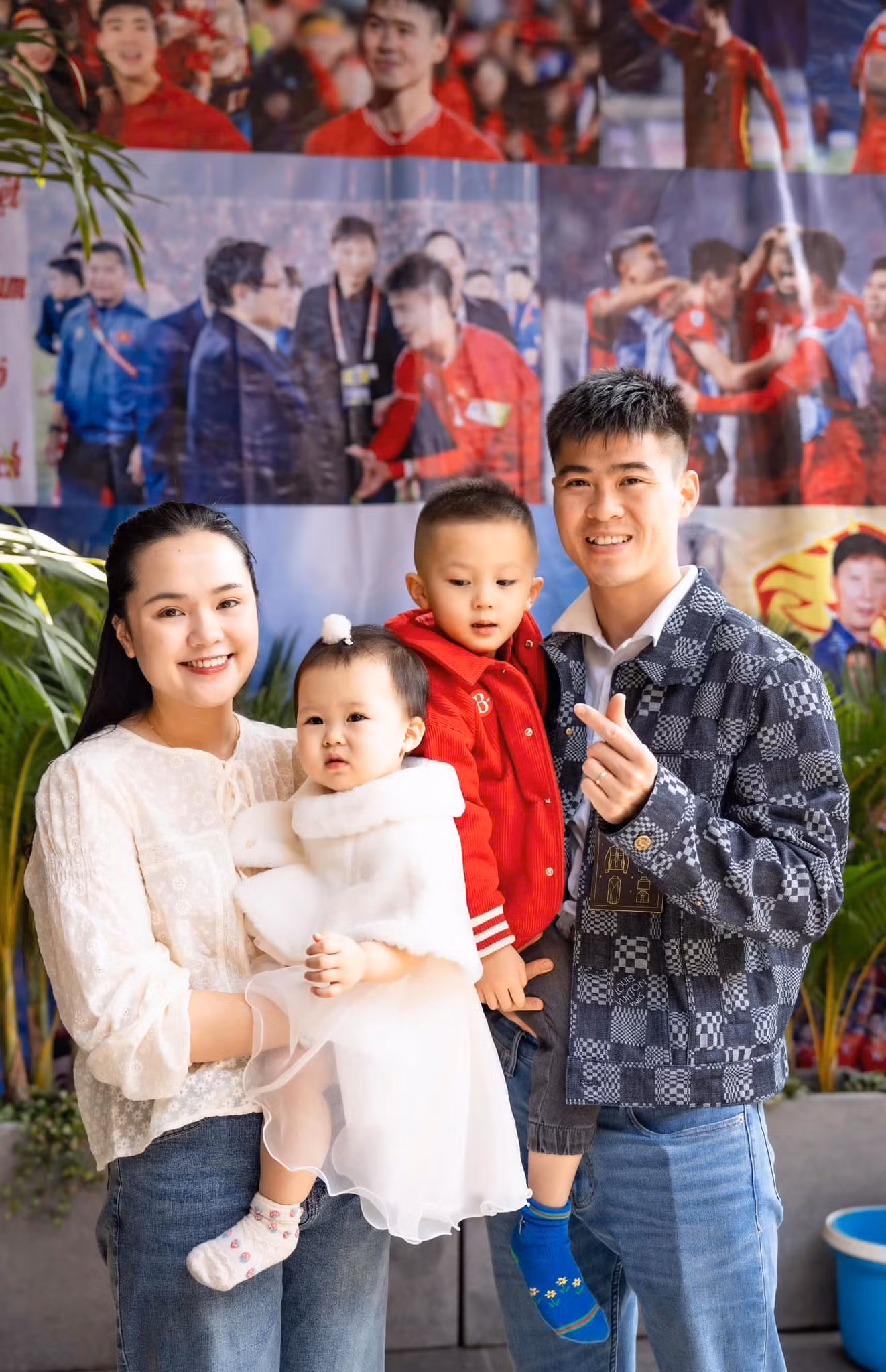 Gia đình nhỏ của đội trưởng Duy Mạnh chụp hình ngày Tết. "Công chúa béo" Quỳnh Anh mặc trang phục giản dị, tươi tắn bên chồng và các con. Gia đình nhỏ của đội trưởng Duy Mạnh chụp hình ngày Tết. "Công chúa béo" Quỳnh Anh mặc trang phục giản dị, tươi tắn bên chồng và các con.