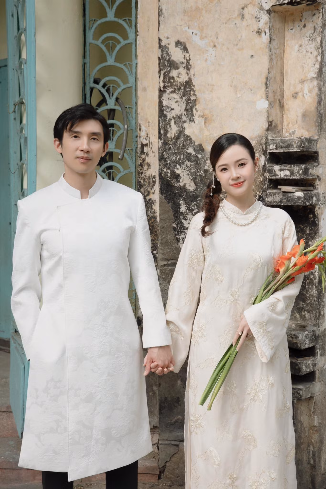 Midu trẻ trung trong các thiết kế áo dài tông xuyệt tông với chồng thiếu gia Minh Đạt. Kiểu búi tóc thấp cách điệu cài hoa giúp tô điểm cho nhan sắc của người đẹp.
