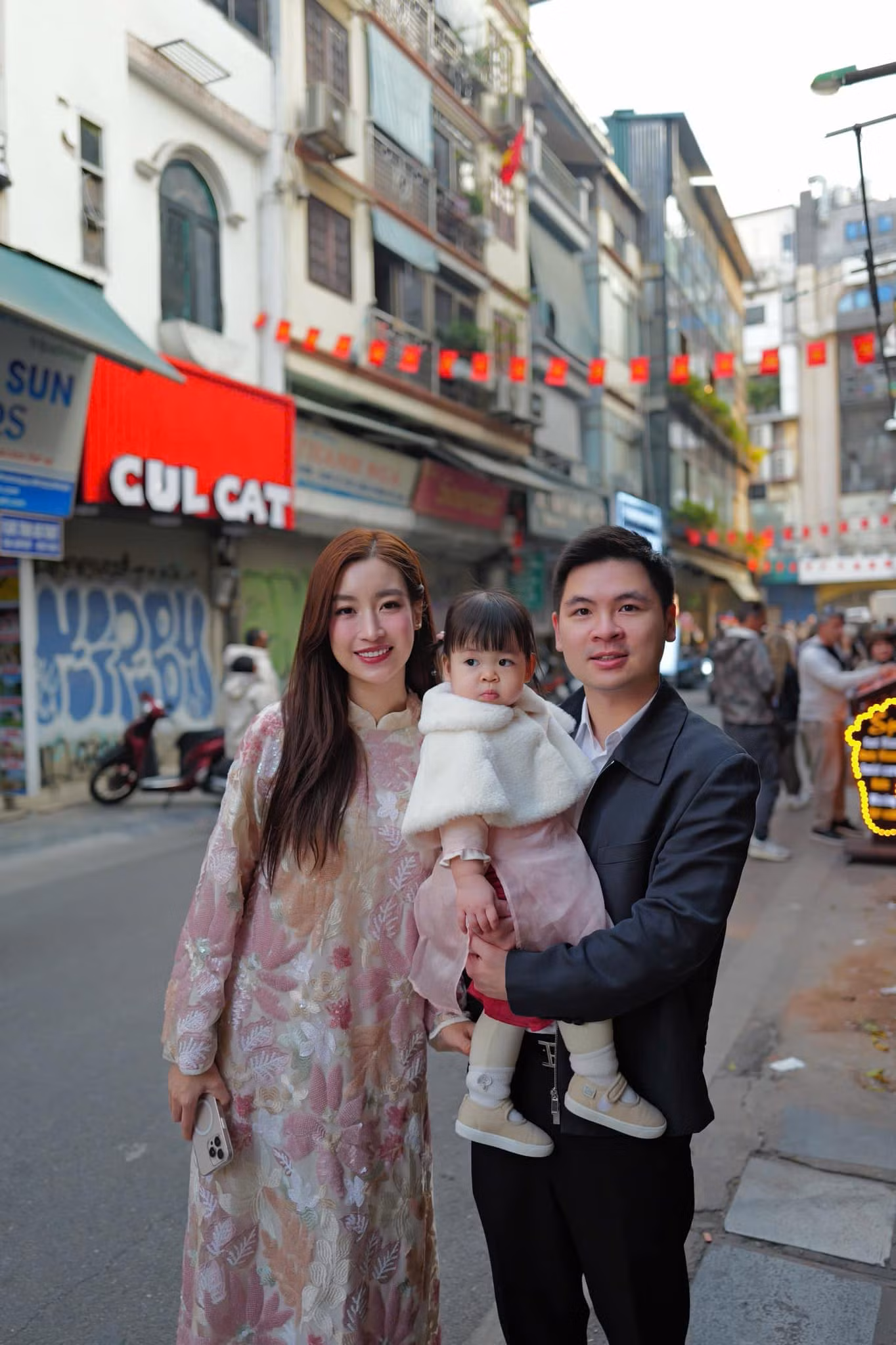 Đỗ Mỹ Linh đằm thắm trong các thiết kế áo dài họa tiết, tông màu hồng dịu dàng.