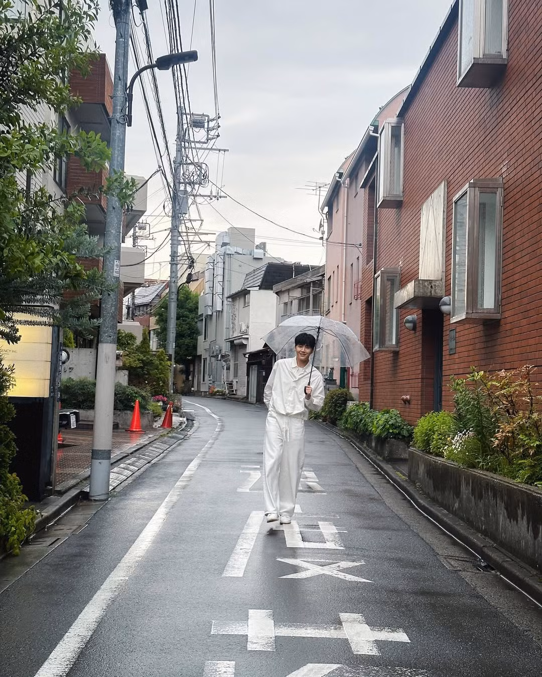 Kim Seon Ho có "giao diện" đời thường trẻ trung. Thời trang dạo phố của nam diễn viên phần lớn là các mẫu áo phông, sơ mi có gam màu tươi sáng. Kim Seon Ho có "giao diện" đời thường trẻ trung. Thời trang dạo phố của nam diễn viên phần lớn là các mẫu áo phông, sơ mi có gam màu tươi sáng.