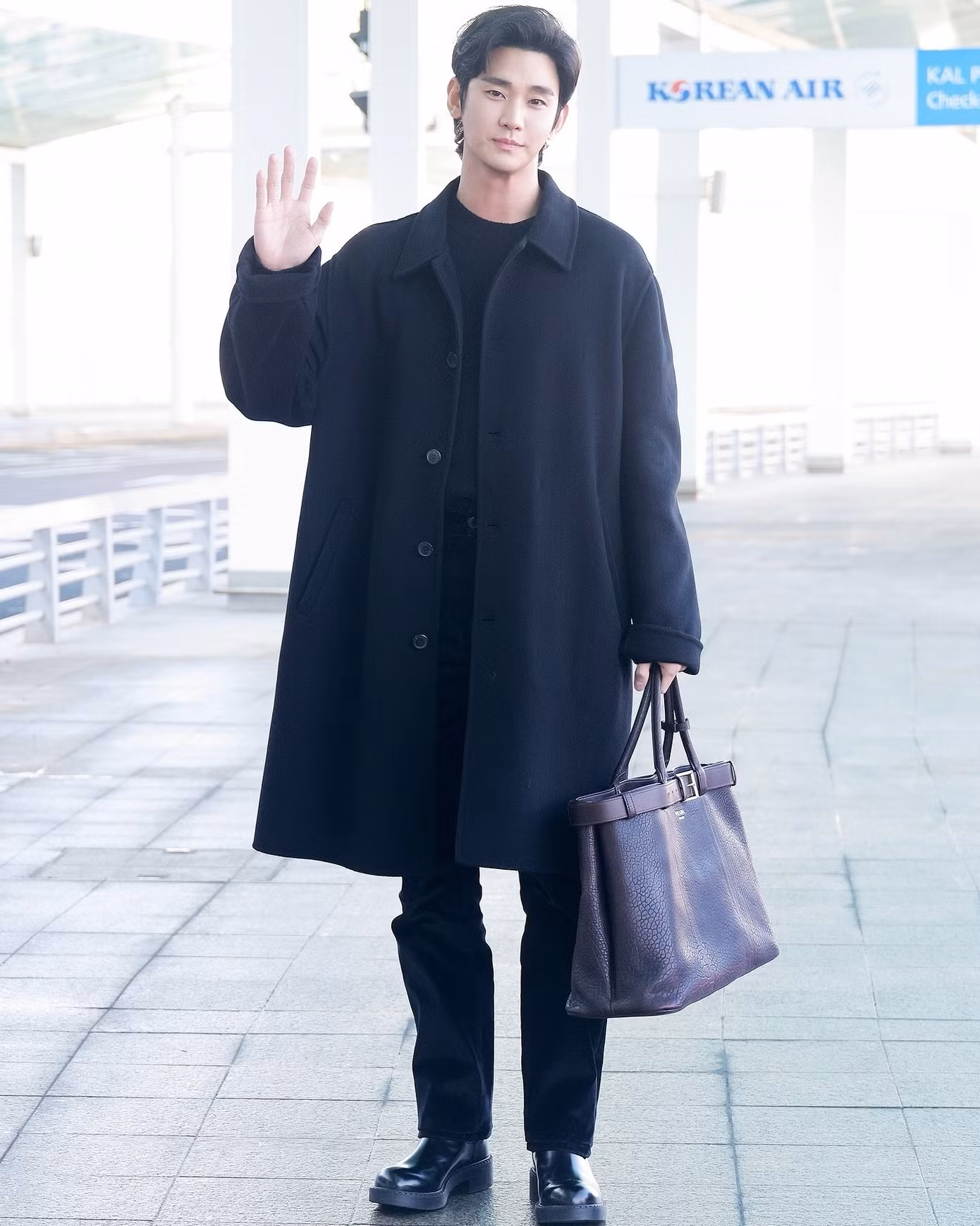 Tại sân bay, Kim Soo Hyun "đốn tim" fangirl nhờ diện mạo tổng tài.